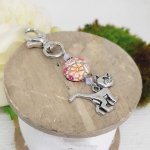 porte clés pendentif argenté chat perle lentille superbe fleuri
